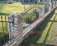 plot ze žulových kostek
